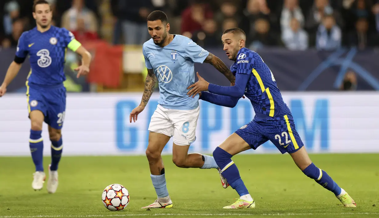 Gelandang Malmo, Sergio Pena berebut bola dengan gelandang Chelsea, Hakim Ziyech pada matchday keempat Grup H Liga Champions di Eleda Stadion, Rabu (3/11/2021) dini hari WIB. Hakim Ziyech membawa Chelsea menang dengan skor tipis 1-0 atas Malmo. (Andreas Hillergren/TT News Agency via AP)