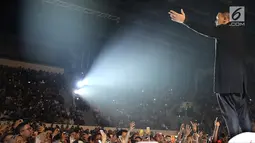 Penyanyi Muhammad Tulus Rusydi atau Tulus saat tampil dalam konser Monokrom di Istora Senayan, Jakarta, Rabu (6/2). Tulus mangatakan ini konser pertama terbesarnya sepanjang berkiprah di panggung musik dalam tujuh tahun terakhir. (Fimela.com/Bambang Eros)