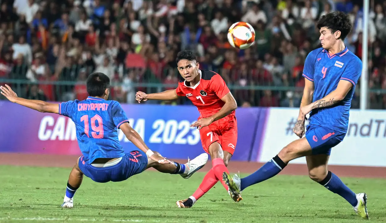 <p>Skor 2-2, pertandingan pun dilanjutkan ke babak tambahan 2x15 menit. (Photo by MOHD RASFAN / AFP)</p>