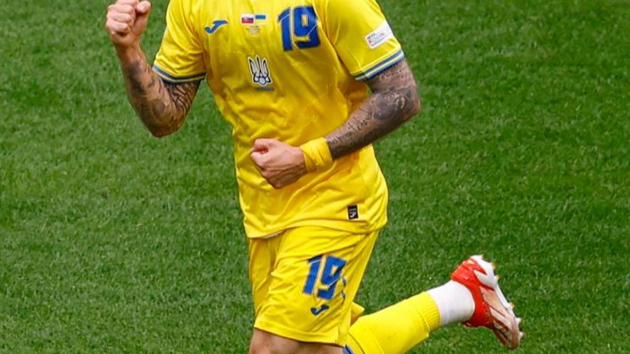 Umpan manis Zinchenko itu disambut tendangan kaki kiri Mykola Shaparenko yang membuat bola bersarang di sisi kanan gawang Dubravka. Skor imbang 1-1!&nbsp;Foto: REUTERS