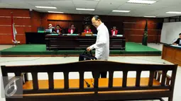Suryadharma Ali tiba untuk mengikuti sidang pembacaan putusan sela di Pengadilan Tipikor, Jakarta, Senin (21/9/2015). Majelis Hakim menolak nota keberatan dugaan korupsi dalam penyelenggaraan ibadah haji. (Liputan6.com/Helmi Afandi)