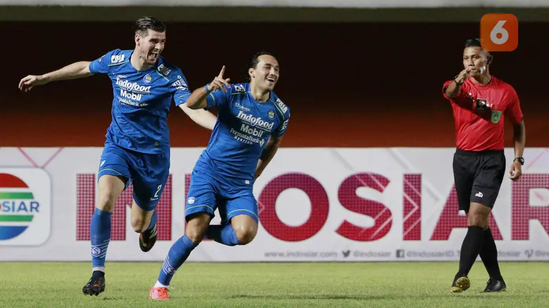 FOTO: Persib Bandung sementara Unggul Telak 3-0 atas Persebaya Surabaya di Babak Pertama - Ezra Walian