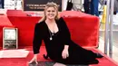 Penyanyi dan pembawa acara talk show Kelly Clarkson berpose saat meraih bintang Hollywood Walk of Fame di Los Angeles, Amerika Serikat, 19 September 2022. Setelah 20 tahun memenangkan musim perdana acara kompetisi menyanyi, Kelly Clarkson akhirnya diakui sebagai bintang di Hollywood Walk of Fame. (Photo by Jordan Strauss/Invision/AP)