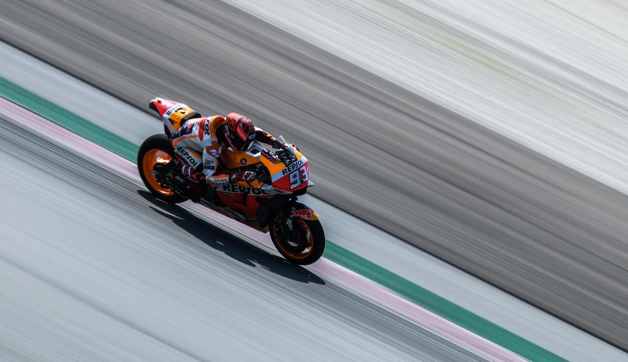 Pebalap Repsol Honda, Marc Marquez, saat beraksi pada tes pramusim MotoGP 2019 di Sirkuit Sepang, Kamis (7/2). Pada tes pramusim kali ini Maverick Vinales menduduki posisi pertama dengan catatan waktu 1 menit 58.897 detik. (AFP/Mohd Rasfan)
