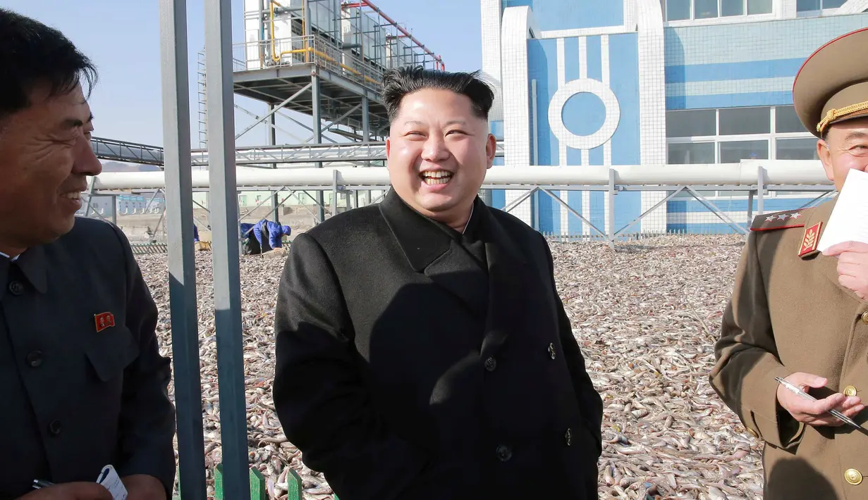 Pemimpin Korea Utara, Kim Jong-un (tengah) berbincang dengan pejabat yang mendampinginya saat mengunjungi stasiun perikanan di Pyongyang, Kamis (17/11). Kim Jong-un mengaku senang dengan hasil tangkapan ikan yang melimpah. (REUTERS/KCNA)