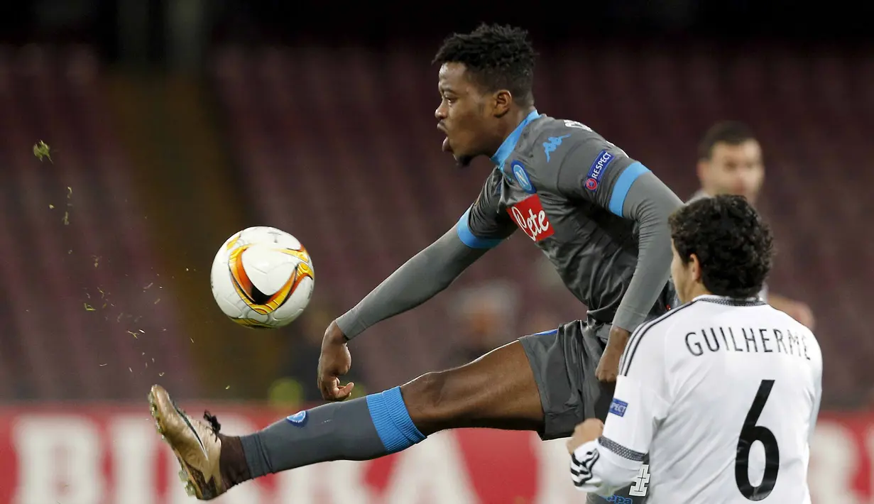 Pemain SSC Napoli, Nathaniel Chalobah (kiri) saat merebut bola dari jangkauan pemain Legia Warsaw, Guilherme pada lanjutan  UEFA Europa League di Stadion San Paolo, Naples, Jumat (11/12/2015) dini hari WIB. (REUTERS/Stringer)