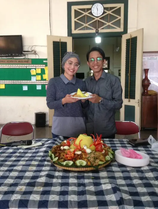 "Acaranya sederhana saja, doa, tahlil singkat, potong tumpeng, makan bersama, ngobrol santai, terus bagi-bagi bingkisan," tulis Kiswinar dalam pesan singkatnya kepada Bintang.com, Sabtu (29/4/2017). (dok. Istimewa)