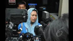 Putri mantan presiden RI keempat, Yenny Wahid mendatangi Gedung KPK, Jakarta, Sabtu (24/1/2015). (Liputan6.com/Herman Zakharia)