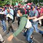 Petugas kepolisian mengamankan massa yang diduga hendak berbuat kericuhan saat aksi unjuk rasa di kawasan Patung Kuda, Jakarta, Kamis (22/10/2020). Penangkapan dilakuka untuk mencegah hal hal yang tak di inginkan saat unjuk rasa. (Liputan6.com/Faizal Fanani)