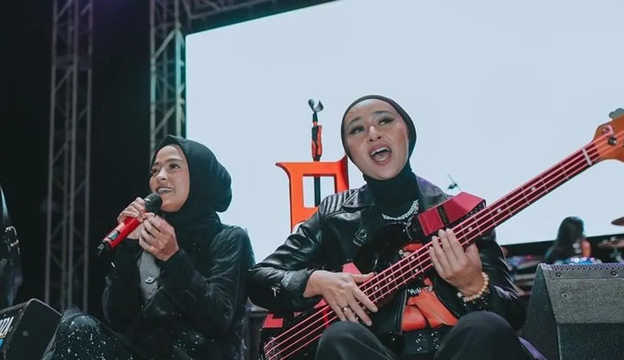 Diketahui Tantri, Chua beserta personil Kotak band kala itu manggung di Yogyakarta. Penampilan Chua saat mengenakan hijab itu justru sukses mencuri perhatian para penonton hingga netizen. (Liputan6.com/IG/@kotakband_).