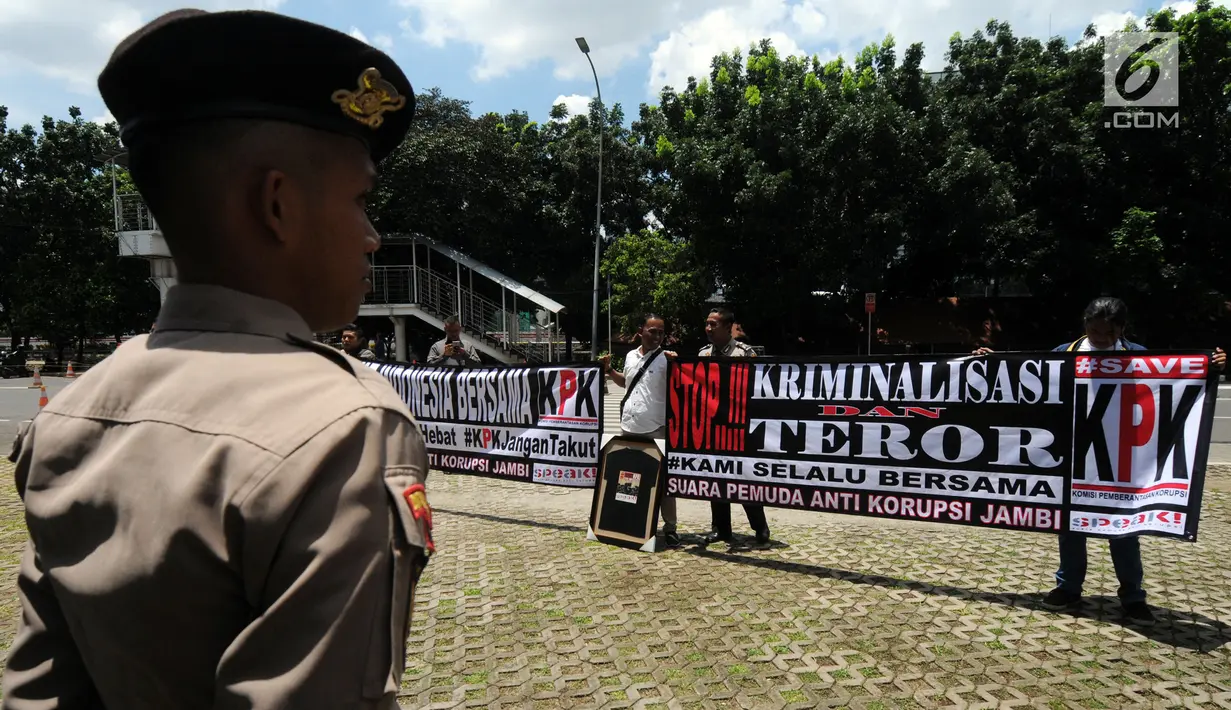 Aktivis dari Suara Pemuda Anti Korupsi (Speak) menggelar aksi solidaritas di Gedung KPK, Jakarta, Senin (11/2). Aksi itu bentuk dukungan terhadap kasus teror yang menimpa penyidik KPK agar terus memberantas korupsi di Indonesia. (Merdeka.com/Dwi Narwoko)
