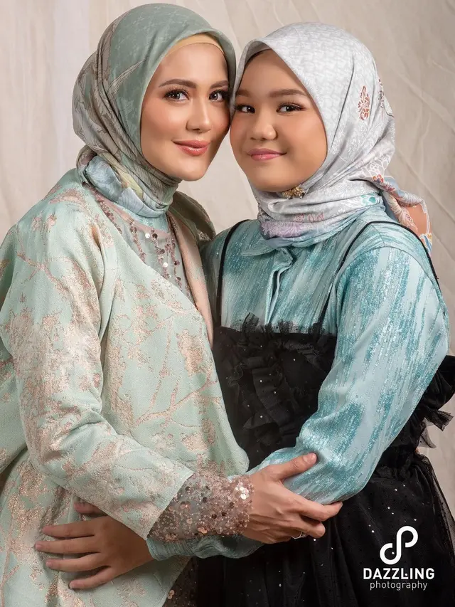 Tampil Akrab, Ini 7 Potret Juliana Moechtar Bersama Putri Sambungnya
