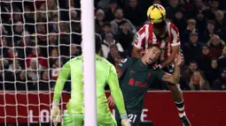 Tiga gol kemenangan Brentford masing-masing tercipta dari aksi bunuh diri Ibrahima Konate serta gol Yoane Wissa dan Bryan Mbeumo. (AP Photo/Ian Walton)