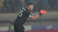 Kiper PS TNI, Teguh Amirudin saat melawan Persib Bandung pada lanjutan Liga 1 2017 di Stadion Si Jalak Harupat, Sabtu (05/8/2017). Persib menang 3-1. (Bola.com/Nicklas Hanoatubun)