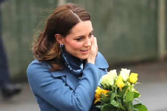 Kate Middleton selalu menyentuh rambut dengan cara seperti ini saat tampil di hadapan publik. (WENN/Daily Star)