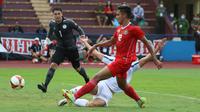 Pemain Timnas Indonesia U-23, Muhammad Ridwan (kanan) mencetak gol pertama timnya saat laga lanjutan Grup A SEA Games 2021 antara Timnas Filipina melawan Timnas Indonesia di Stadion Viet Tri, Phu Tho, Vietnam, Jumat (13/05/2022). (Bola.com/Ikhwan Yanuar)