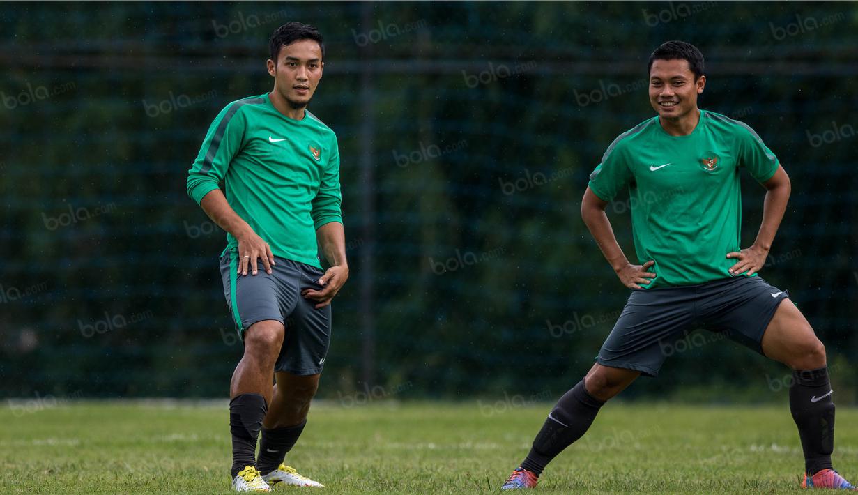 Mantan gelandang Persib, Dedi Kusnandar, tampak berbincang dengan bek Persija, Gunawan Dwi Cahyo, saat latihan bersama Timnas Indonesia di Lapangan SPH Sentul, Jawa Barat, Kamis (1/12/2016). (Bola.com/Vitalis Yogi Trisna)