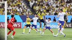 Al Nassr langsung memainkan Cristiano Ronaldo, Sadio Mane, dan Joao Felix untuk menekan pertahanan wakil Jepang. Namun, disiplin permainan Gamba Osaka membuat tim tuan rumah kesulitan mengubah dominasi menjadi gol. (AFP/Fayez Nureldine)