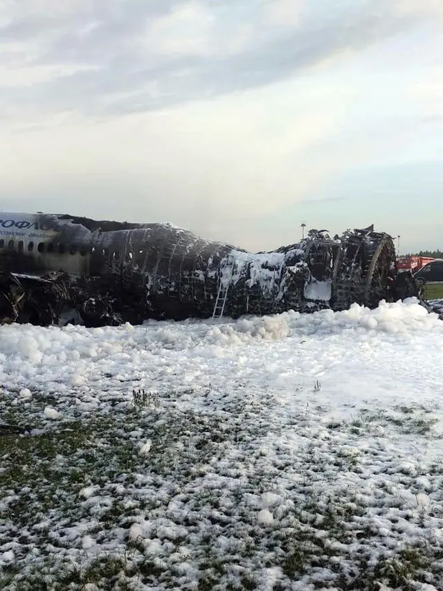 Pesawat Aeroflot Mendarat Darurat dan Terbakar di Moskow