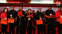 Megawati Soekarnoputri (tengah) selaku Ketua Umum terpilih mengumumkan dan melantik susunan pengurus DPP PDIP periode 2019-2024 dalam hari terakhir Kongres V PDIP di Hotel Grand Inna Bali Beach, Sanur, Bali, Sabtu (10/8/2019). Struktur pengurus tetap sejumlah 27 posisi. (Liputan6.com/Johan Tallo)