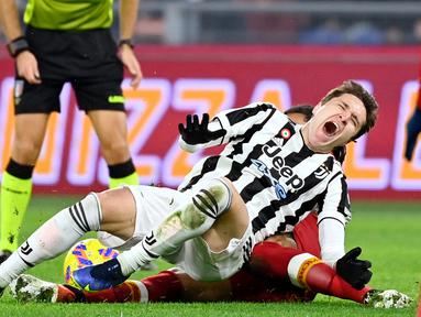 Kompetisi musim 2022/2023 di liga-liga top Eropa serentak telah dibuka dalam dua atau tiga pekan lalu, termasuk di kompetisi Serie A Liga Italia. Klub-klub papan atas Liga Italia pun langsung tancap gas dengan menurunkan pemain-pemain terbaiknya untuk bersaing mendulang poin di pekan-pekan awal kompetisi. Namun 5 pemain berikut nyatanya hatus diparkir terlebih dahulu akibat mengalami cedera yang membutuhkan waktu untuk pemulihan. Siapa saja mereka? Berikut daftar lengkapnya. (AFP/Alberto Pizzoli)