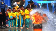 Petugas mendampingi siswa TK di lingkungan Kabupaten Bogor yang mencoba alat pemadam kebakaran di kantor Dinas Pemadam Kebakaran, Jalan Tegar beriman, Cibinong, Rabu (18/9/2019). Kegiatan belajar di luar kelas ini untuk mengenalkan profesi dan tugas pemadam kebakaran. (merdeka.com/Arie Basuki)