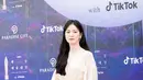 Song Hye Kyo kembali pukau publik dengan penampilannya yang anggun dan elegan layaknya princess dibalut dress sederhana nuansa krem. [Foto: Twitter/theseoulstory].