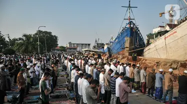 Warga pesisir saat menunaikan Salat Idul Fitri 1444 H di Pelabuhan Sunda Kelapa, Jakarta, Sabtu (22/4/2023).(merdeka.com/Iqbal S. Nugroho)