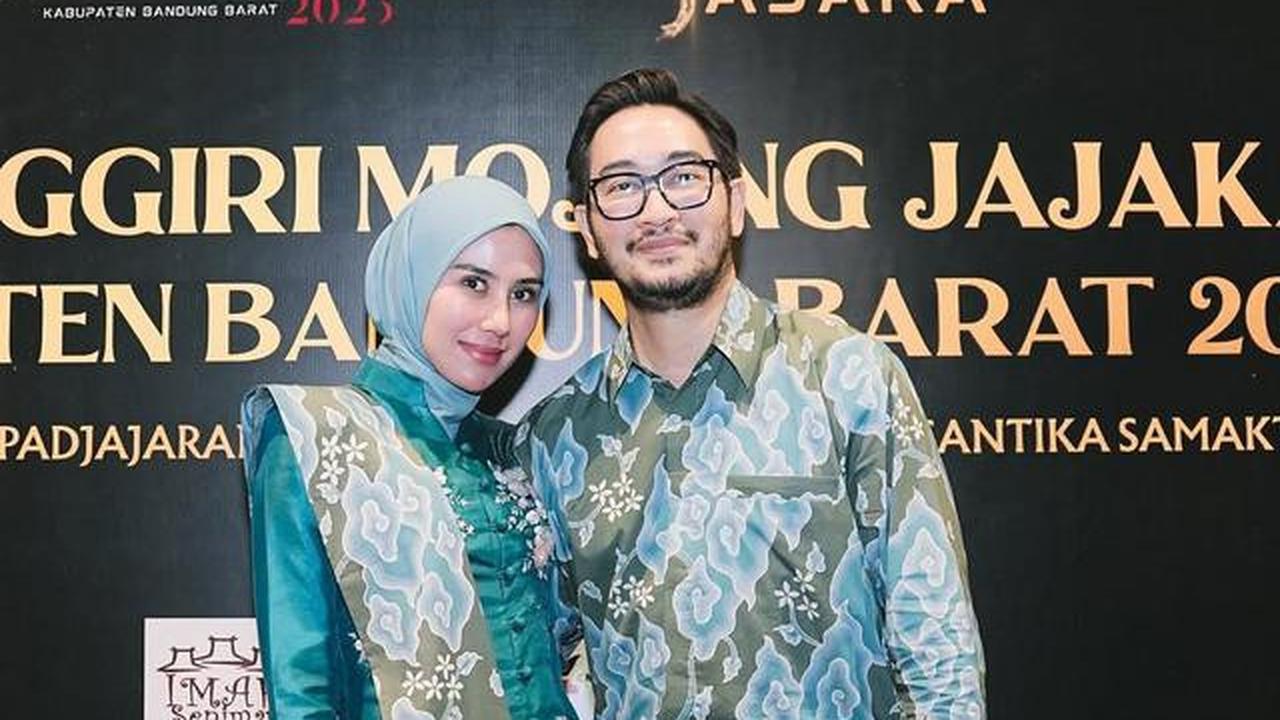 Potret Syahnaz Sadiqah Pakai Kebaya Kerah Shanghai dan Batik Megamendung, Serasi dengan Jeje Govinda