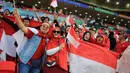 Suporter Indonesia mengibarkan bendera jelang pertandingan sepak bola Grup D Piala Asia antara Indonesia dan Irak di Stadion Ahmad Bin Ali, Al Rayyan, Qatar, Senin (15/1/2024). (AP Photo/Hussein Sayed)
