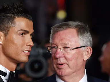 Penyerang Real Madrid, Cristiano Ronaldo berbincang dengan pelatih lamanya waktu berseragam Manchester United Sir Alex Ferguson saat pemutaran film perdana 'Ronaldo' di Leicester Square, London, Inggris (9/11). (dailymail.co.uk)