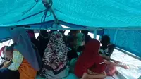 Puluhan siswa bersama guru Sekolah Dasar Negeri (SDN) Sukun, berada di dalam kapal motor menuju kota Maumere untuk mengikuti simulasi ANKB. (Liputan6.com/Dionisius Wilibardus)