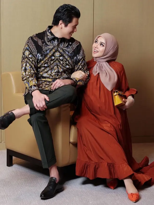 Gaya Syahrini sambil pamer tas mewah di momen jelang persalinannya. (Dok: @princessyahrini https://www.instagram.com/princessyahrini)