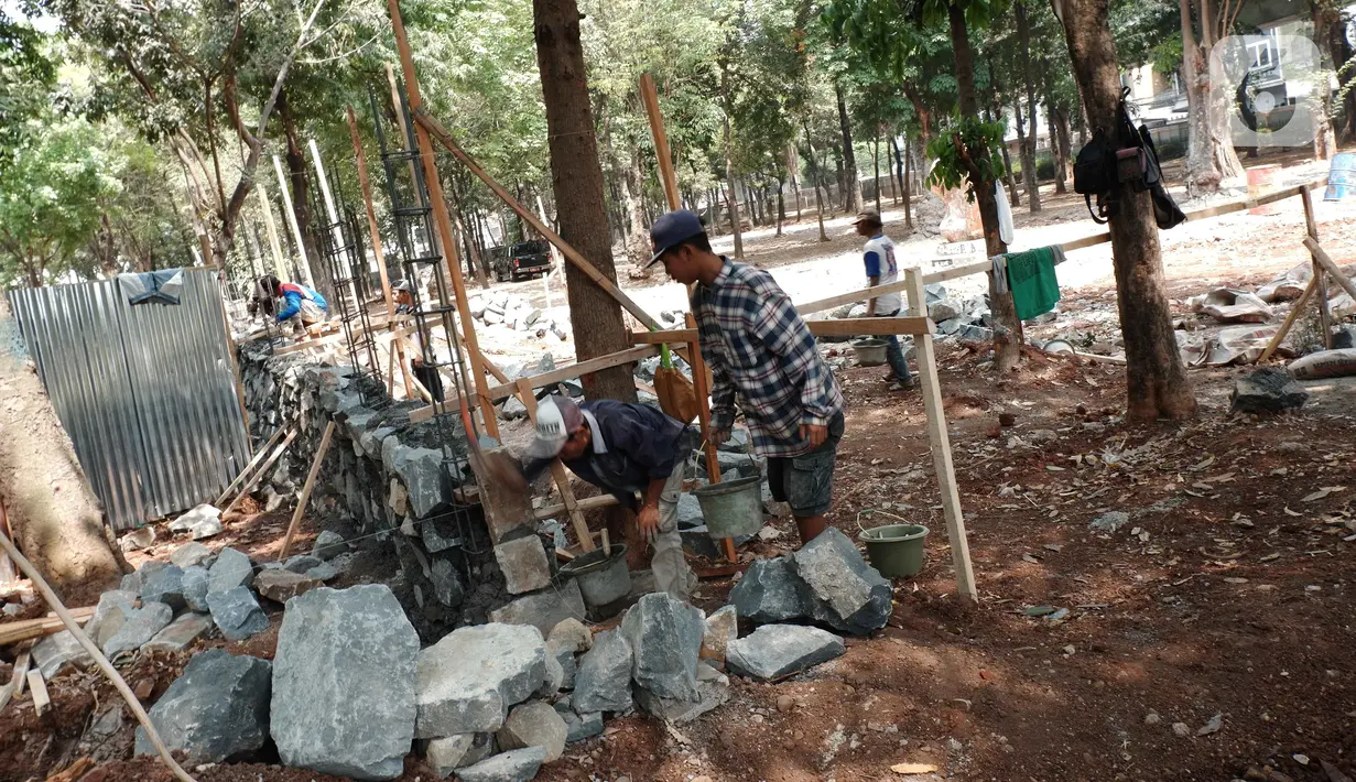 Proses pengerjaan revitalisasi Taman Puring di Kebayoran Baru, Jakarta Selatan, Selasa (8/10/2019). Pemprov DKI mulai melakukan revitalisasi dua taman yang sudah rusak pada tahun ini salah satunya adalah Taman Puring. (Liputan6.com/Faizal Fanani)
