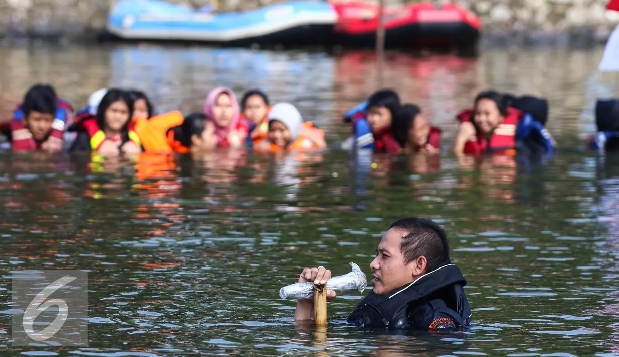 Inspektur upacara memberikan pidato dalam rangka upacara Bendera HUT Kemerdekaan RI ke 71, di Setu Tujuh Muara, Pamulang, Tangerang Selatan, Rabu (17/08). Upacara ini juga bertujuan melestarikan keberadaan setu di Pamulang. (Liputan6.com/Fery Pradolo)
