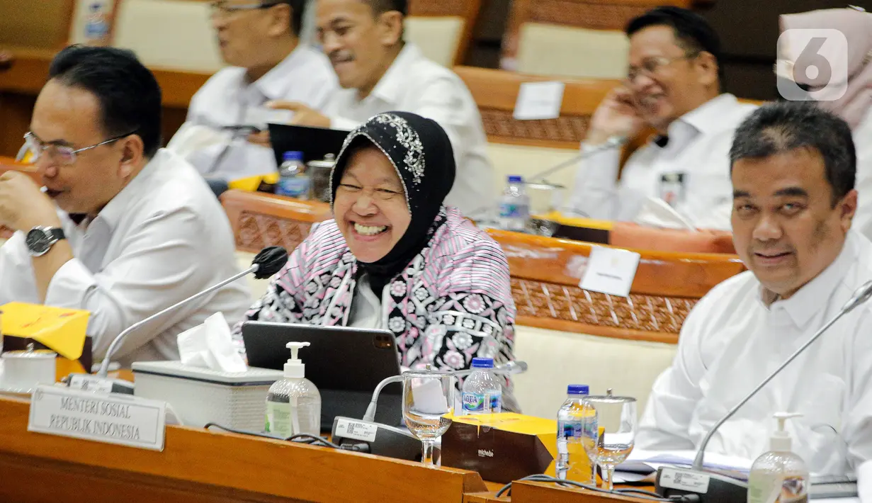 Menteri Sosial Tri Rismaharini (tengah) mengikuti rapat kerja dengan Komisi VIII DPR di Kompleks Parlemen, Senayan, Jakarta, Rabu (8/2/2023). Rapat membahas tentang pengawasan program bantuan sosial tahun 2022. (Liputan6.com/Faizal Fanani)