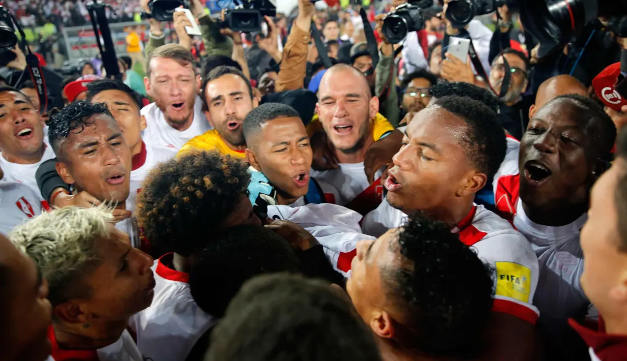 Pemain Peru merayakan kemenangan usai melawan Selandia Baru pada leg kedua play-off interkontinental Piala Dunia 2018 di Estadio Nacional, Lima, (15/11). Jefferson Farfan dan Christian Ramos mencetak gol di pertandingan ini. (AP Photo/Rodrigo Abd)