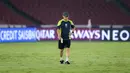 <p>Pelatih Timnas Indonesia, Shin Tae-yong terlihat memeriksa kualitas rumput saat sesi latihan resmi menjelang laga lanjutan putaran Grup C Kualifikasi Piala Dunia 2026 melawan Jepang di Stadion Utama Gelora Bung Karno (SUGBK), Senayan, Jakarta, Kamis (14/11/2024). (Bola.com/Bagaskara Lazuardi)</p>