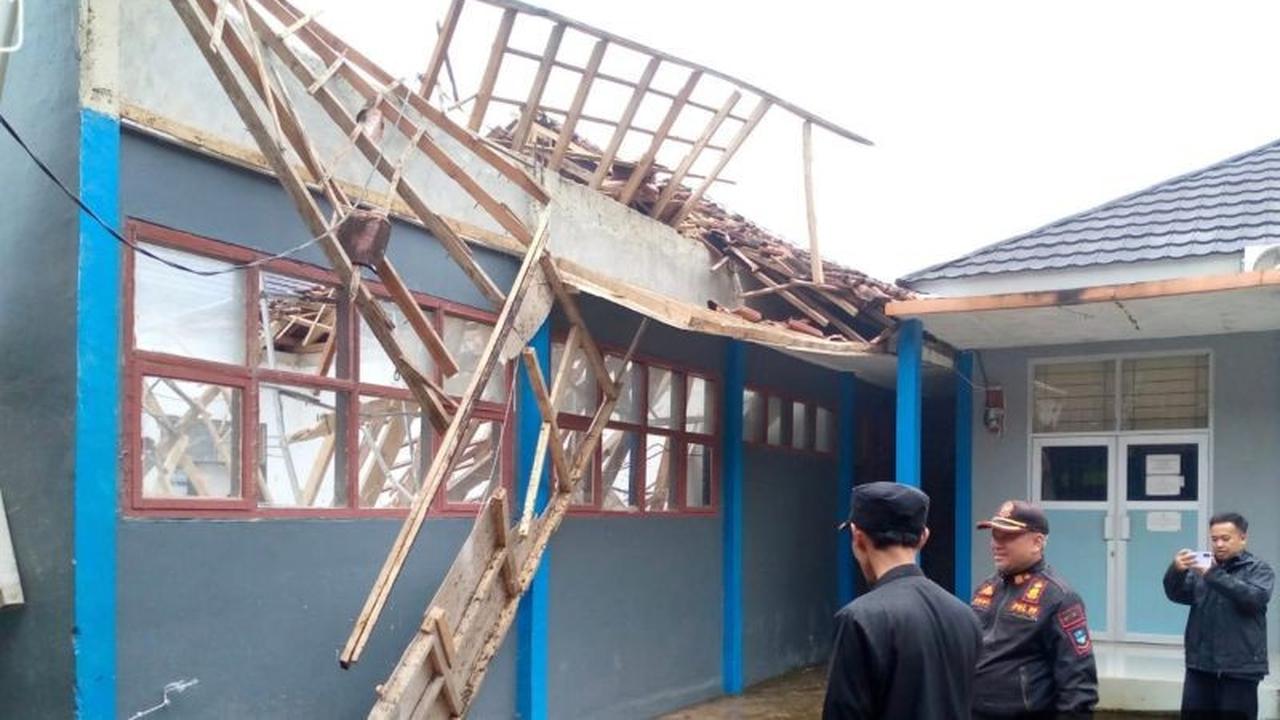 BPBD Garut Ungkap Penyebab Sekolah Ambruk Cisewu Garut: Cuaca Ekstrem dan Usia Bangunan