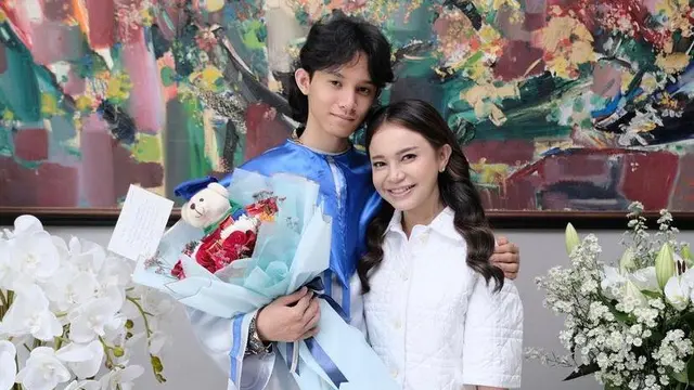 10 Gaya Artis Dampingi Anak Wisuda yang Bisa Jadi Inspirasi, Dewi Perssik Tampil bak Lady Boss dengan Setelan Jas