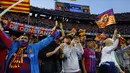 <p>Sebelumnya tim Barca pria baru saja dijajah oleh suporter lawan di Camp Nou. Lebih dari 30 ribu fans Eintracht Frankfurt membanjiri markas Blaugrana. (AP/Joan Monfort)</p>