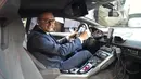 CEO Lamborghini, Stefano Domenicali menjajal Lamborghini Huracan yang dihibahkan kepada kepolisian negara Italia sebagai mobil patroli terbarunya dalam sebuah seremoni di Kementerian Dalam Negeri di Roma, 30 Maret 2017. (Andreas SOLARO/AFP)
