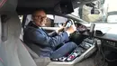 CEO Lamborghini, Stefano Domenicali menjajal Lamborghini Huracan yang dihibahkan kepada kepolisian negara Italia sebagai mobil patroli terbarunya dalam sebuah seremoni di Kementerian Dalam Negeri di Roma, 30 Maret 2017. (Andreas SOLARO/AFP)