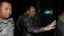 Sekretaris MA Nurhadi enggan menjawab pertanyaan wartawan usai diperiksa KPK, Jakarta, Jumat (3/6). Nurhadi diperiksa KPK sebagai saksi Direktur PT Kreasi Dunia Keluarga, Doddy Ariyanto Supeno (Liputan6.com/Helmi Afandi)