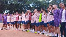 Para pemain Persik saat menyapa fans yang menyaksikan langsung mereka berlatih. (Gatot Sumitro/Bola.com)