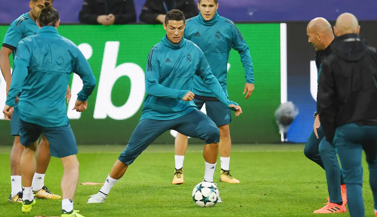 Striker Real Madrid, Cristiano Ronaldo, saat sesi latihan jelang laga Liga Champions di Dortmund, Senin (25/9/2017). Real Madrid akan berhadapan dengan Borussia Dortmund. (AFP/Patrik Stollarz)