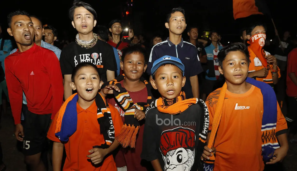 Sejumlah Jakmania cilik ikut meramaikan acara nonton bareng laga Persib kontra Persija di Kalideres, Jakarta, Sabtu (22/7/2017). Dilarang datang ke GBLA membuat Jakmania menggelar nobar di beberapa titik ibu kota. (Bola.com/M Iqbal Ichsan)