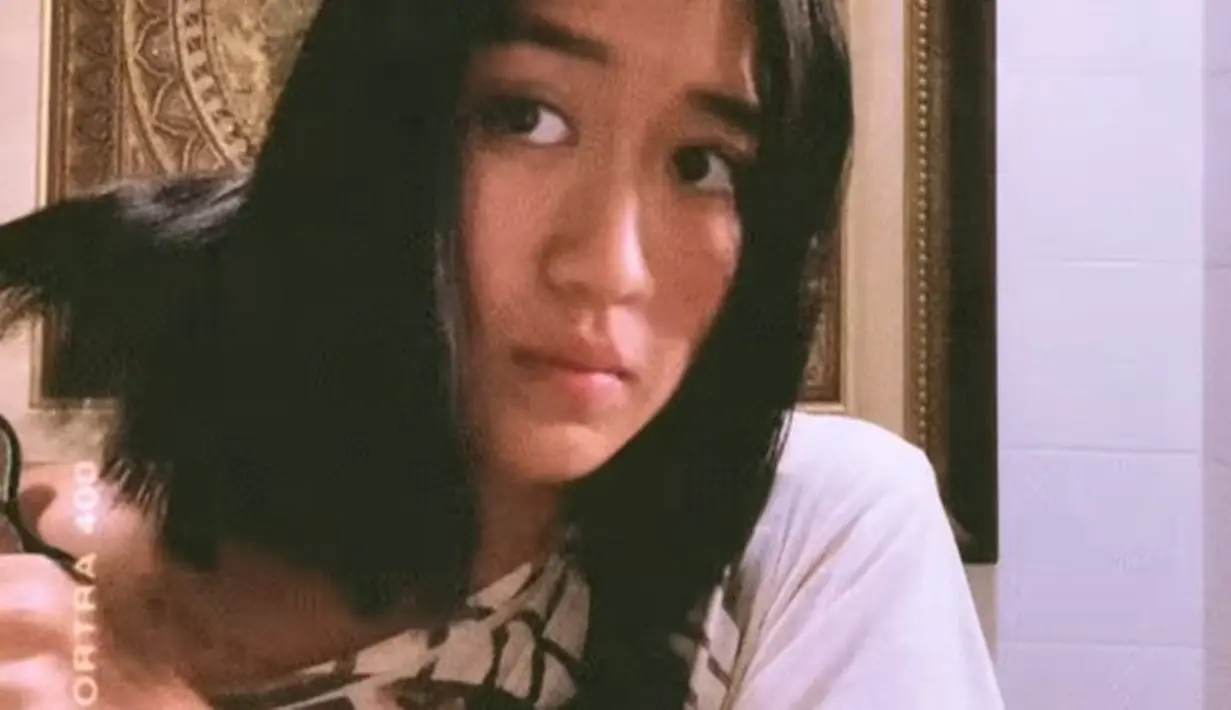 Bukan di sebuah salon atau tempat potong rambut, Chef Renatta nekat memotong rambutnya sendiri di rumah. Bahkan juri MasterChef Indonesia itu memotong rambut panjangnya dengan gunting dapur menjadi sepanjang bahu.(Liputan6.com/IG/@renattamoeloek)