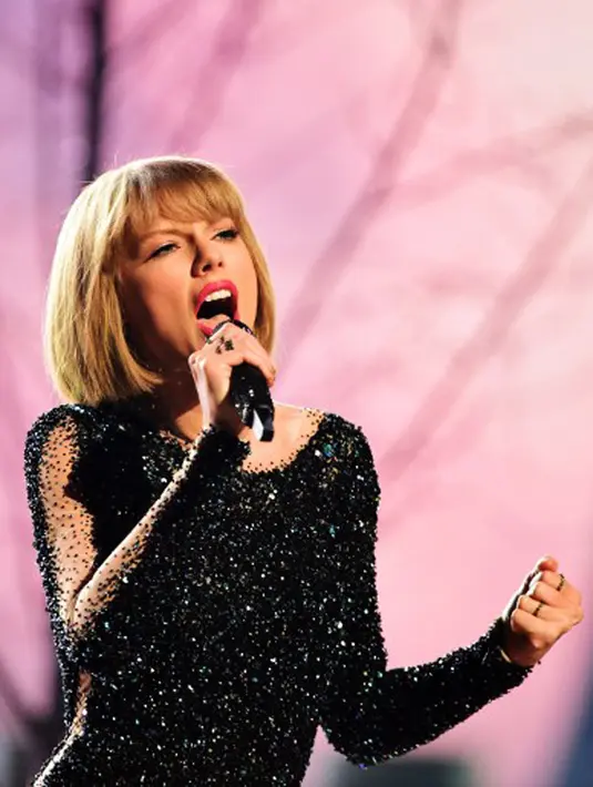 Seperti yang diberitakan sebelumnya, Taylor dikabarkan mengintip Instagram fansnya yang sedang melakukan live story dan terjadi selama beberapa kali. Cara terbaru Taylor menyapa fansnya adalah mengadakan sebuah pesta. (AFP/Robyn Beck)