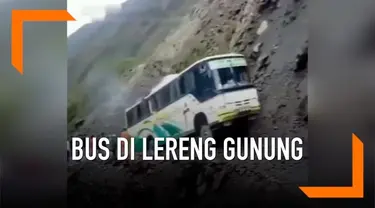 Bus dengan banyak penumpang berusaha melewati sebuah lereng gunung yang jalurnya cukup ekstrem. Jalur yang berada di Himalaya Road, India ini menjadi jalur kendaraan paling bahaya di dunia.